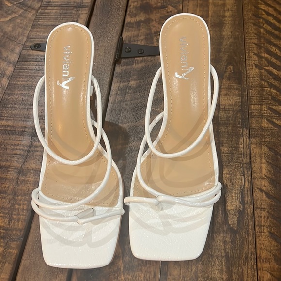 Vivianly white Heels size 9 - Picture 5 of 10